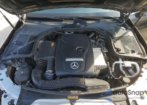 2018 Mercedes-Benz C 300 z USA, uszkodzony, nr VIN 55SWF4JB5JU281844